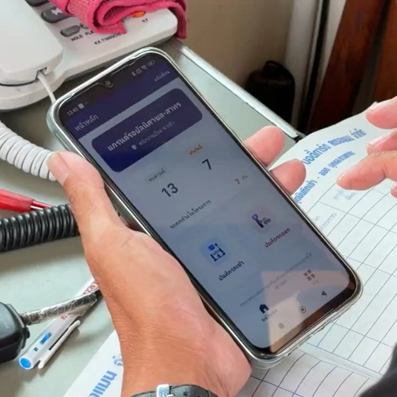 หน้าจอแอปพิเคชัน ระบบจัดการผู้มาติดต่อ แสดงสถิติรถยนต์ภายในโครงการและเมนูบันทึกการเข้า-ออก